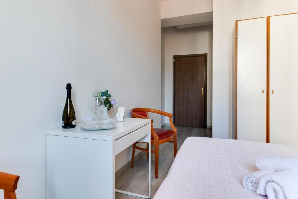 Postel nebo postele na pokoji v ubytování Hotel La Perla Rimini