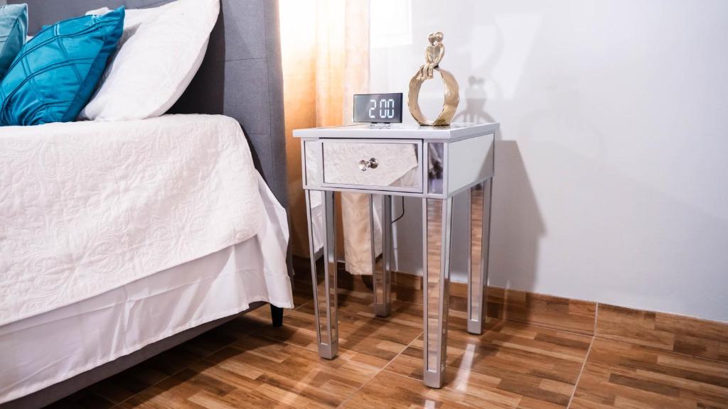 Postel nebo postele na pokoji v ubytování Sham Suite