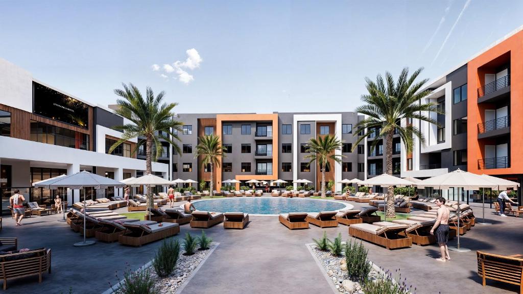 ein Resort mit einem Pool, Stühlen und Palmen in der Unterkunft Otonomus Hotel Las Vegas in Las Vegas