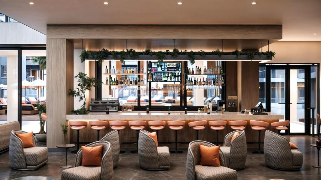 eine Lobby mit einer Bar mit Stühlen und Tischen in der Unterkunft Otonomus Hotel Las Vegas in Las Vegas