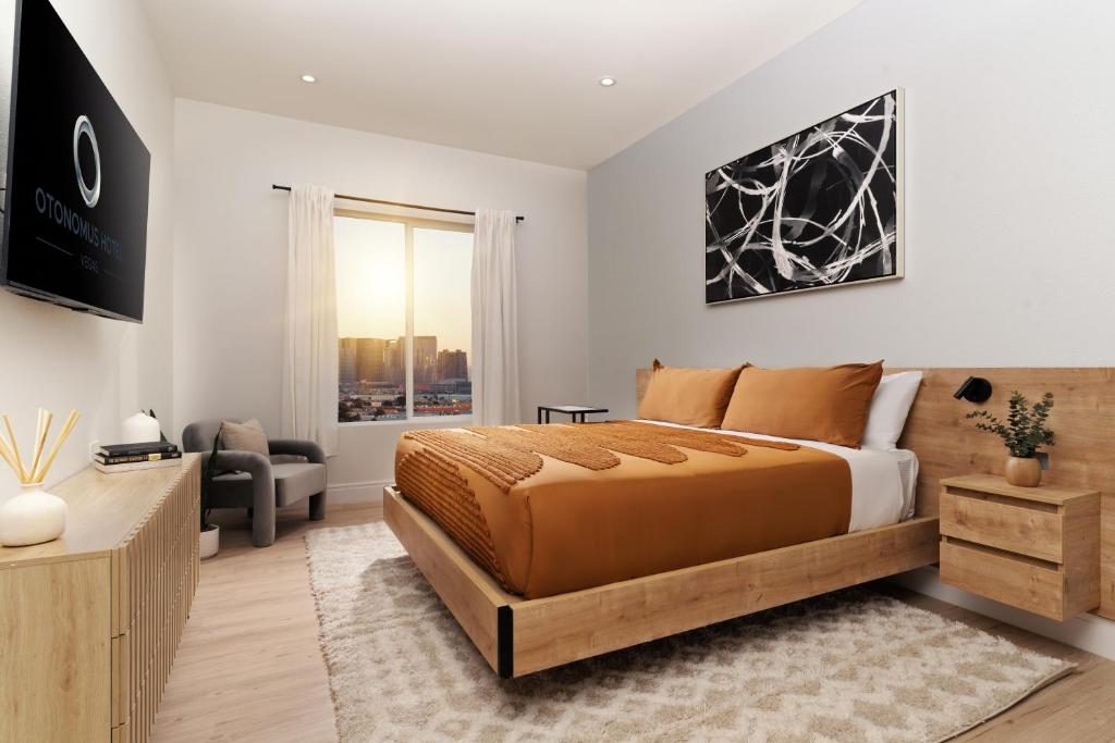 ein Schlafzimmer mit großem Bett und Fenster in der Unterkunft Otonomus Hotel Las Vegas in Las Vegas