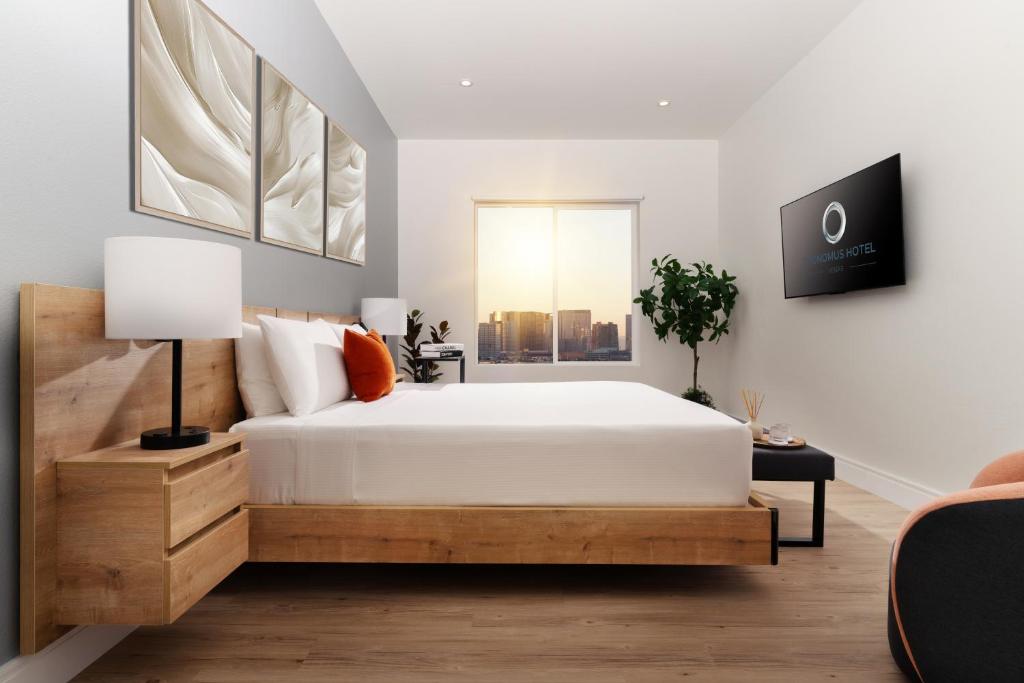 Ein Bett oder Betten in einem Zimmer der Unterkunft Otonomus Hotel Las Vegas