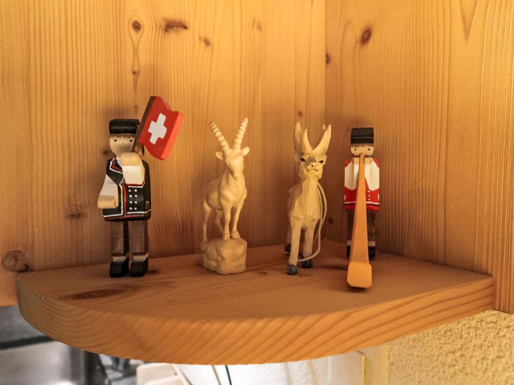 シャンペリーにあるApartment Neige et Soleil by Interhomeの四本のレゴの置物が置かれた棚