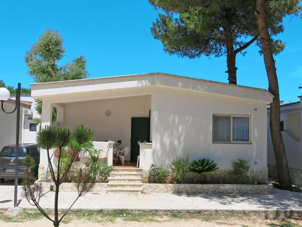 een wit huis met een boom bij Holiday Home Villaggio San Pablo-4 by Interhome in Vieste