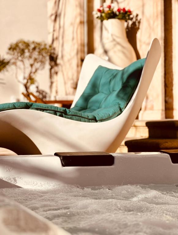 une chaise blanche posée sur une table dans l'établissement Villa Lepois & Spa 5 étoiles au cœur de Nancy, à Nancy