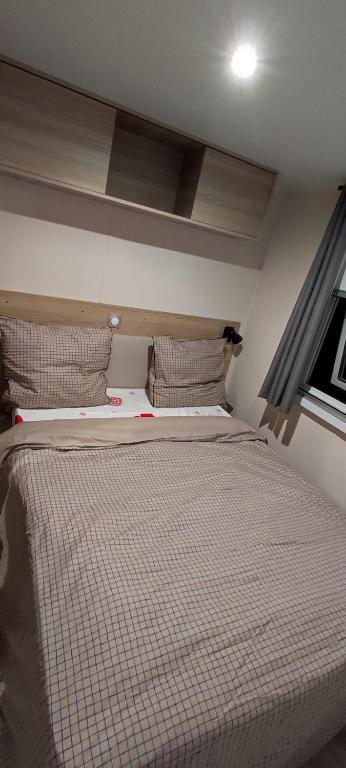 Postel nebo postele na pokoji v ubytování mobil home chaleureux et idyllique