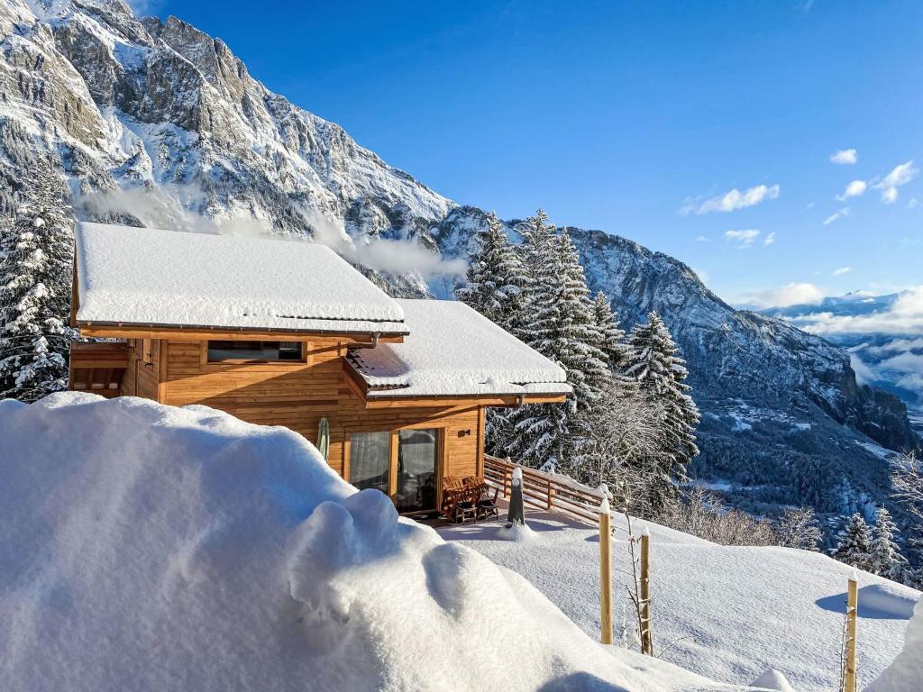 オヴロナにあるChalet La Luna by Interhomeの雪山の丸太小屋