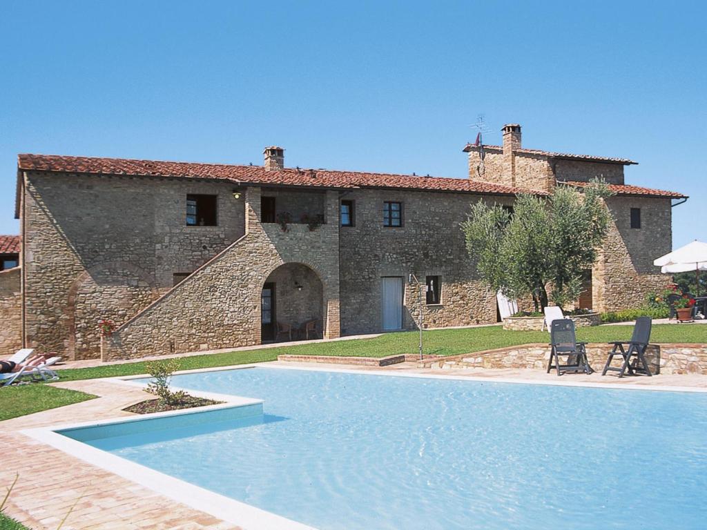 ein Haus mit einem Swimmingpool vor einem Gebäude in der Unterkunft Apartment Linearis B by Interhome in SantʼAppiano
