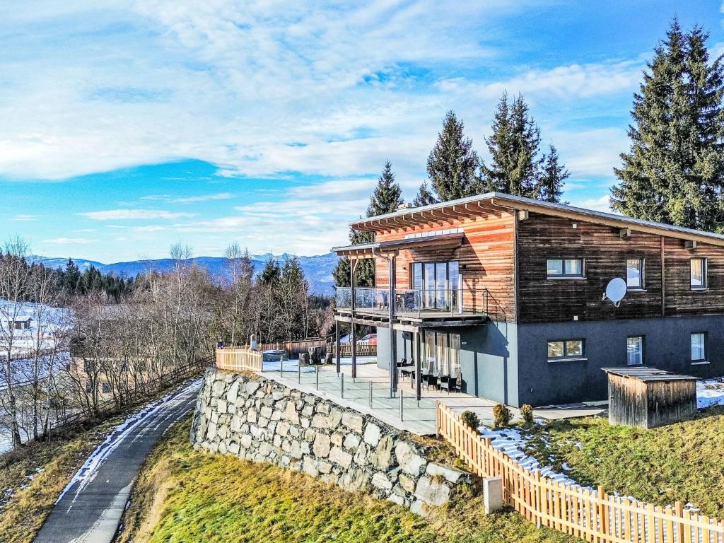 uma casa de madeira com uma parede de pedra em Apartment Simonhöhe Kärntentraum-2 by Interhome em Sankt Paul