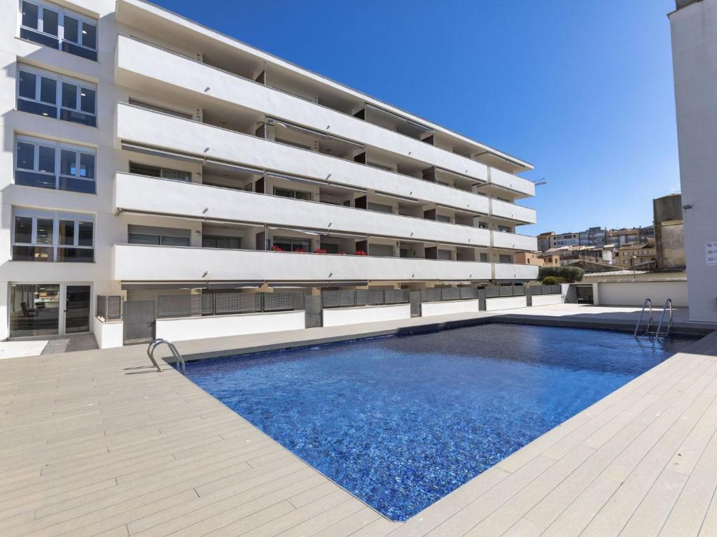 Vista exterior de un edificio con piscina. en Apartment La Vela by Interhome, en Sant Antoni de Calonge
