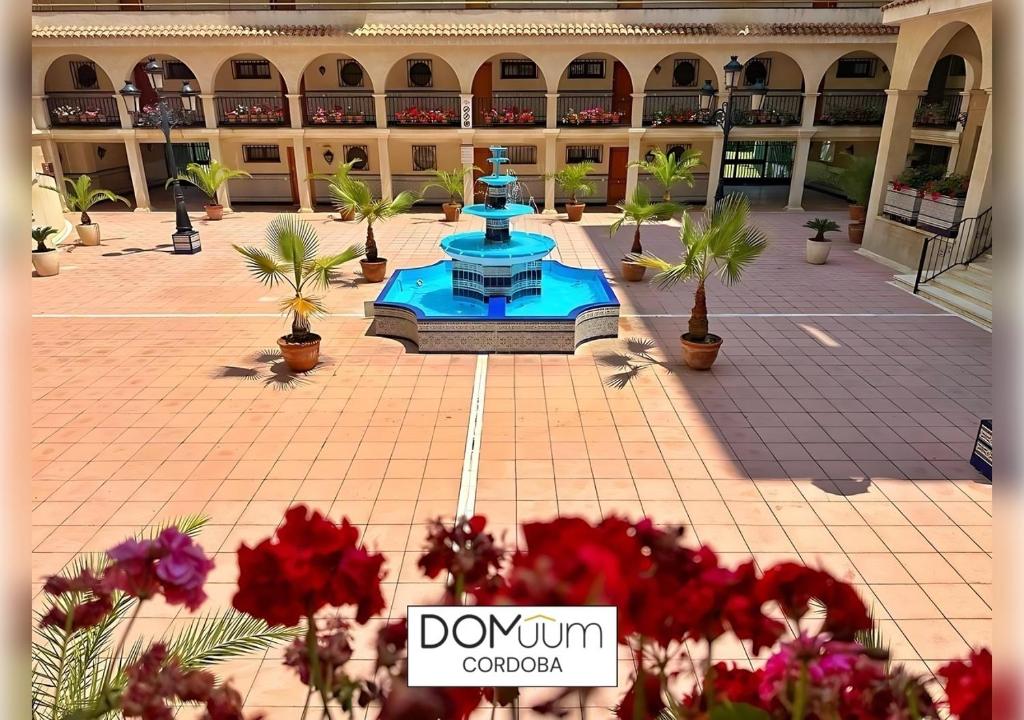Bazén v ubytovaní DOMuum Holidays - CORDOBA Apartments alebo v jeho blízkosti