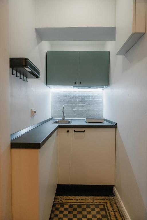 Kuchyň nebo kuchyňský kout v ubytování Black Habit Accomodation