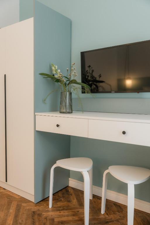 TV a/nebo společenská místnost v ubytování Black Habit Accomodation