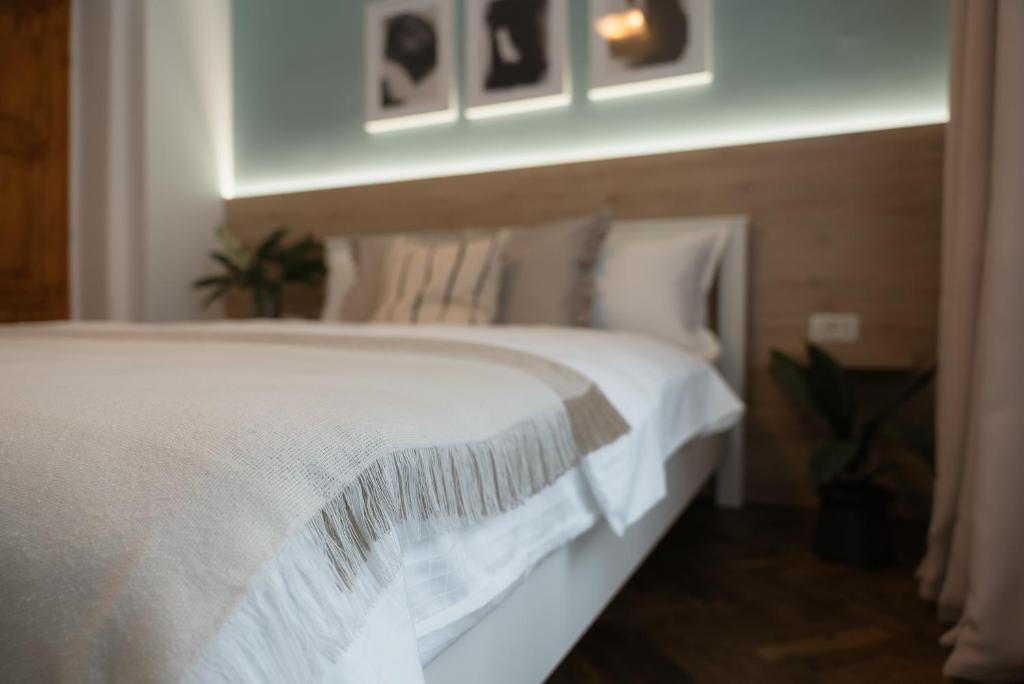 Postel nebo postele na pokoji v ubytování Black Habit Accomodation