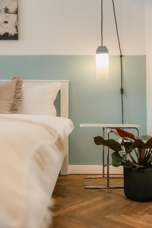 Postel nebo postele na pokoji v ubytování Black Habit Accomodation