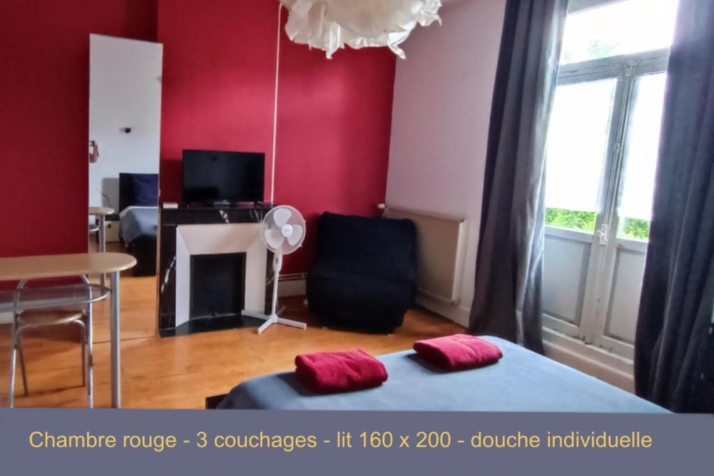 TV a/nebo společenská místnost v ubytování Chez Dan et Véro - Chambre d'hôte