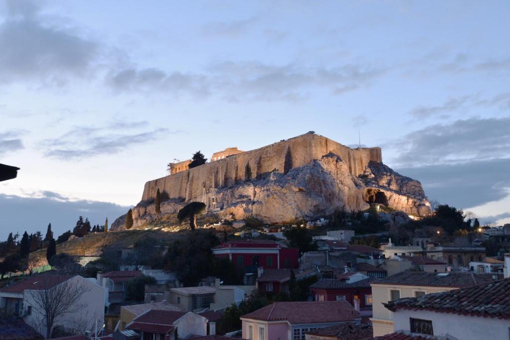uma montanha no meio de uma cidade em Hotel Byron em Atenas