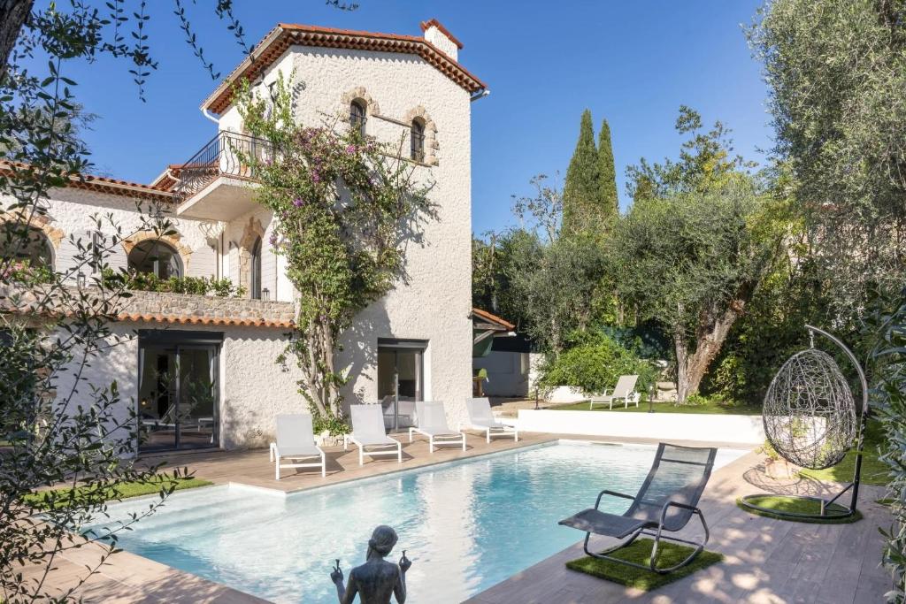une villa avec piscine et une maison dans l'établissement Beautiful 4 bedroom villa with pool in Cannes center, à Cannes