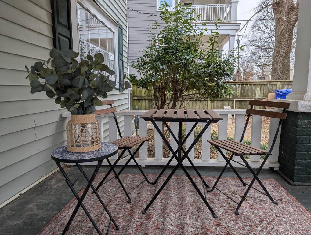 ダーラムにあるNew! 2br1ba Convenient To 9th St, Ncssmの椅子2脚、ポーチテーブル(花瓶付)