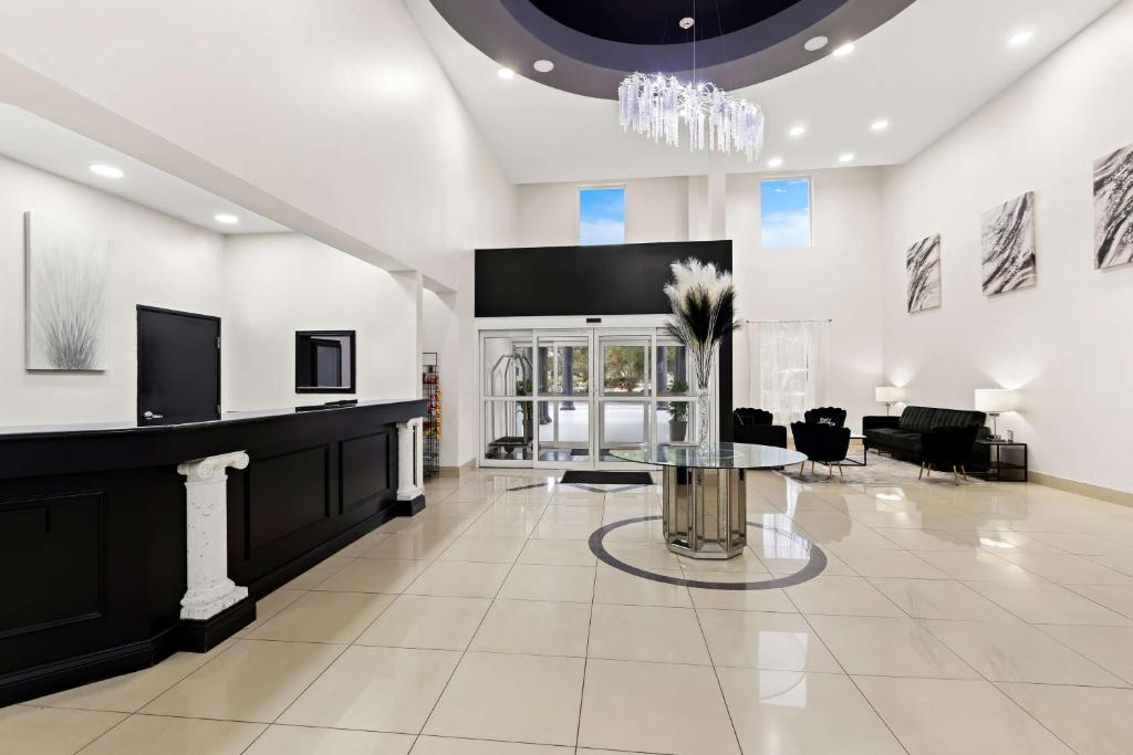 a large living room with a table and chairs at Sonesta Essential Savannah in Savannah