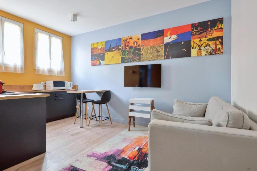 Μια τηλεόραση ή/και κέντρο ψυχαγωγίας στο Studio moderne proche Parc des Expos et Metro L12