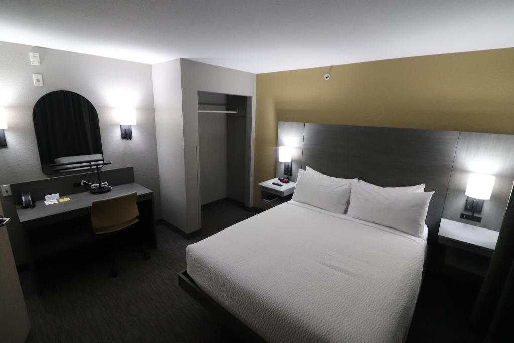 Postel nebo postele na pokoji v ubytování Days Inn by Wyndham Stony Plain