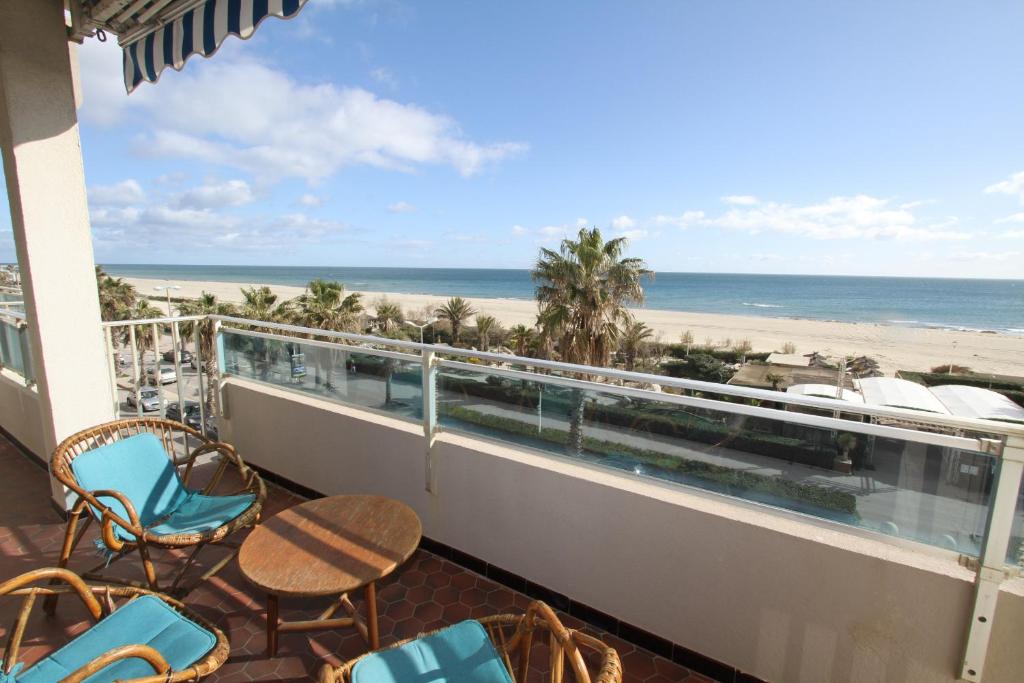 d'un balcon avec des chaises et une vue sur la plage. dans l'établissement Deux pieces vue mer et parking, à Canet