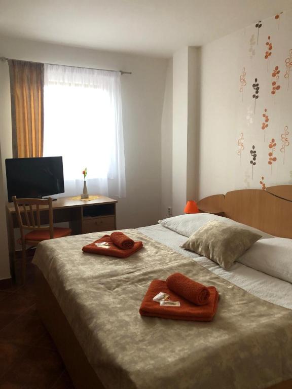 Postel nebo postele na pokoji v ubytování Pension Věžka