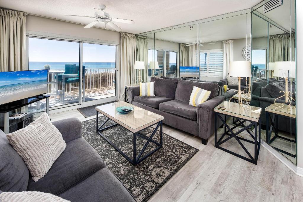 salon z kanapą i pianinem w obiekcie Summerlin 101 w mieście Fort Walton Beach