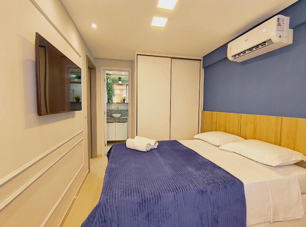 a bedroom with a bed with a blue wall at Rio Park Avenue, Espaço Familia - by TRH Home Stay in Recife