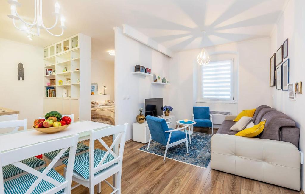 2 Bedroom Lovely Apartment In Rijeka