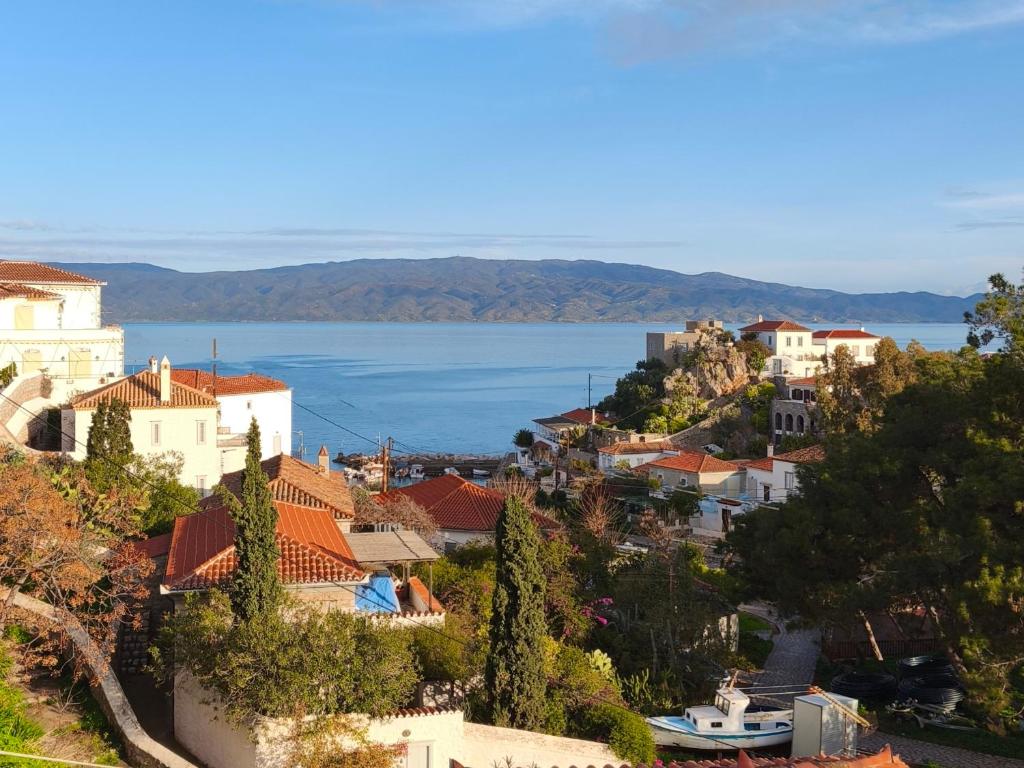 vista su una città con l'oceano sullo sfondo di Stamos house a Hydra
