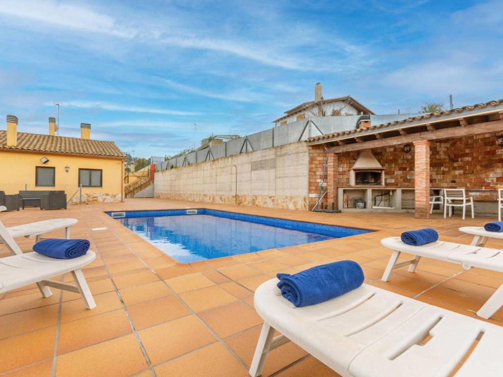 Bazén v ubytování Holiday Home Esteva by Interhome nebo v jeho okolí