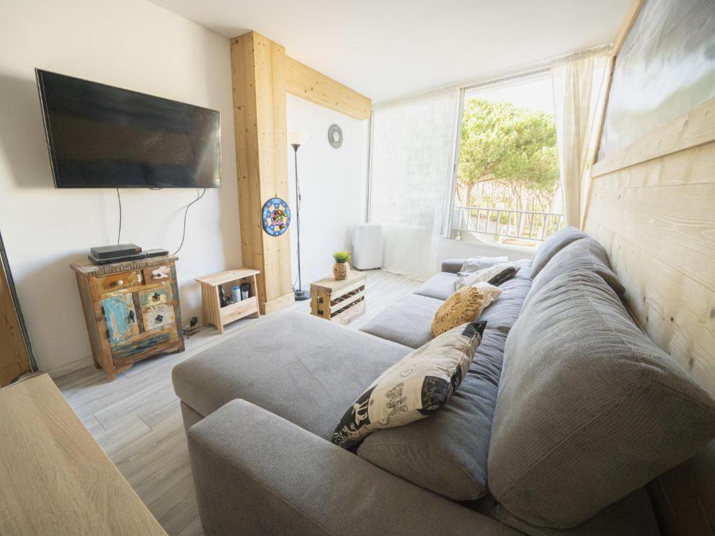 un salon avec un canapé et une télévision à écran plat dans l'établissement Apartment du Parc II-10 by Interhome, à La Grande Motte