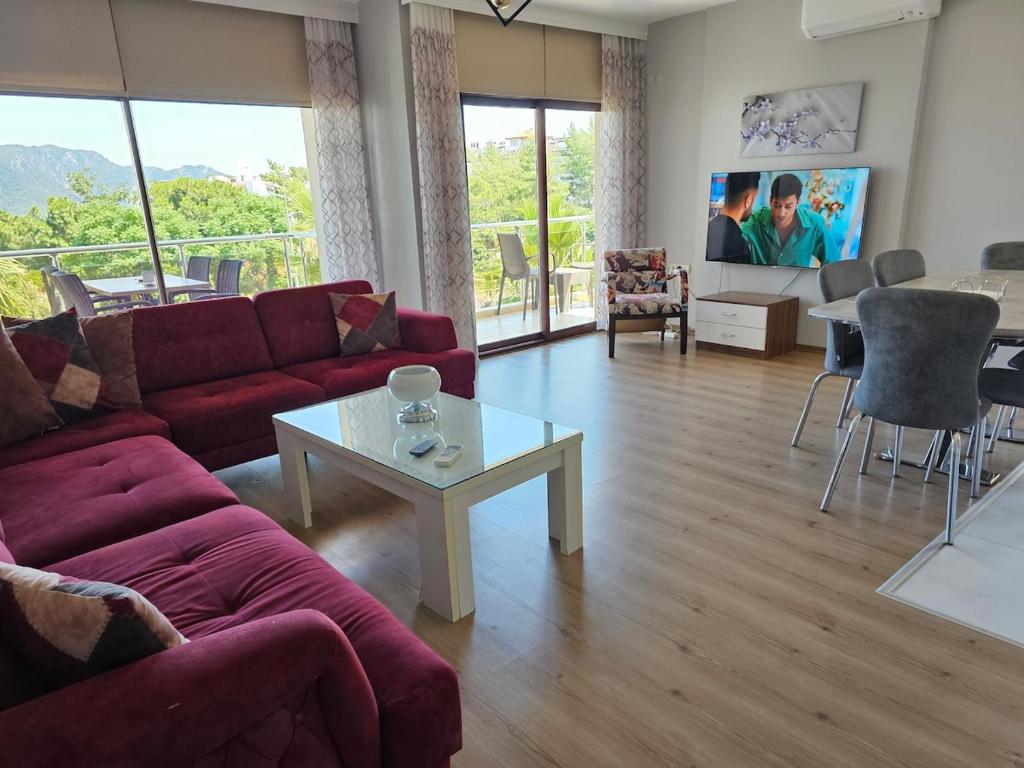 TV a/nebo společenská místnost v ubytování Deniz Manzaralı, Plaja 100 Metre, Luks Daire 4