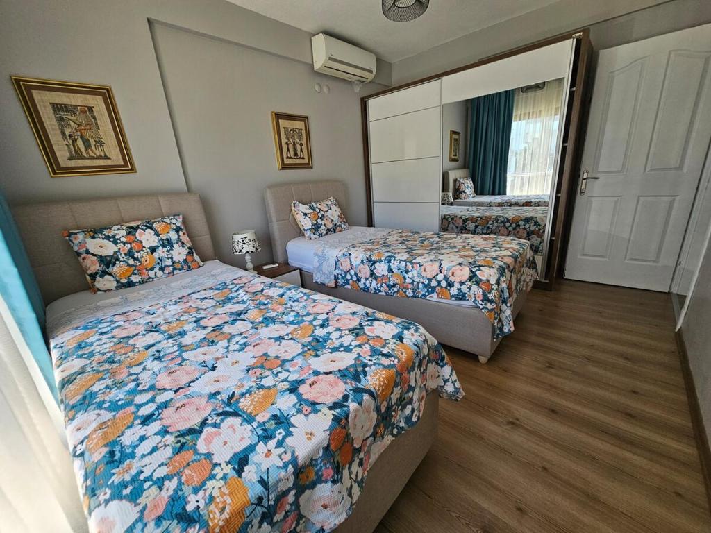 Postel nebo postele na pokoji v ubytování Deniz Manzaralı, Plaja 100 Metre, Luks Daire 4