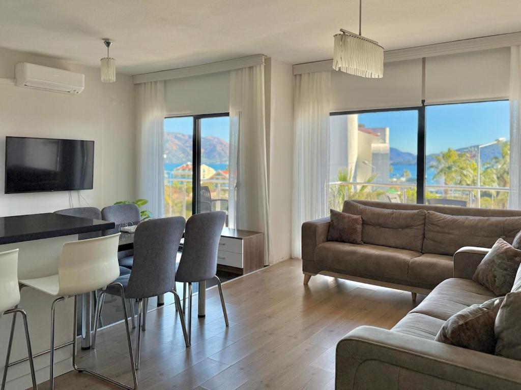 TV a/nebo společenská místnost v ubytování Deniz Manzaralı, Plaja 100 Metre, Luks Daire 3