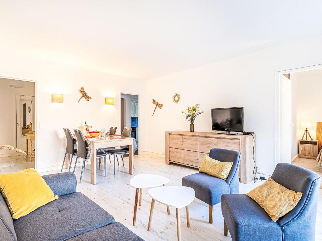 un salon avec un canapé, des chaises et une table dans l'établissement Apartment Saint Antoine-3 by Interhome, à Saint-Tropez