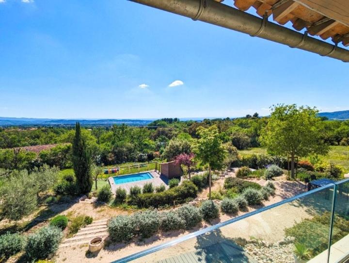 une vue aérienne d'une villa avec piscine dans l'établissement Les Bellonis - Villa au pied du Mont Ventoux, à Bédoin