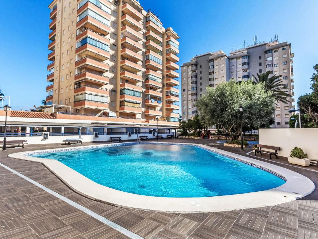 una piscina frente a algunos edificios altos en Apartment Bonaire III by Interhome, en Oropesa del Mar