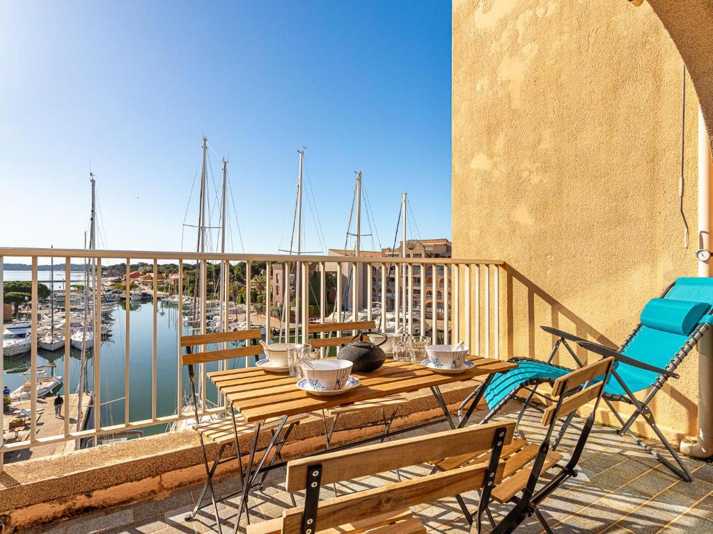 un balcon avec une table et des chaises et un port de plaisance dans l'établissement Apartment Port de la Gavine I-4 by Interhome, à Hyères