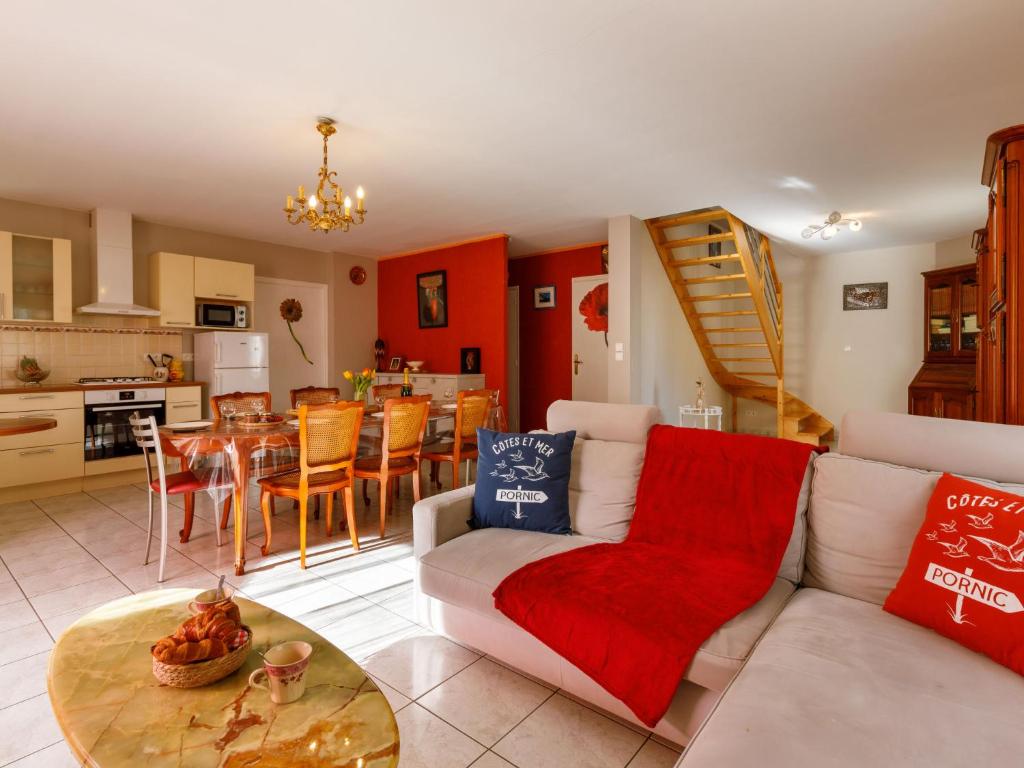 un salon avec un canapé et une table dans l'établissement Holiday Home L'Evasion Bernerienne by Interhome, à La Bernerie-en-Retz