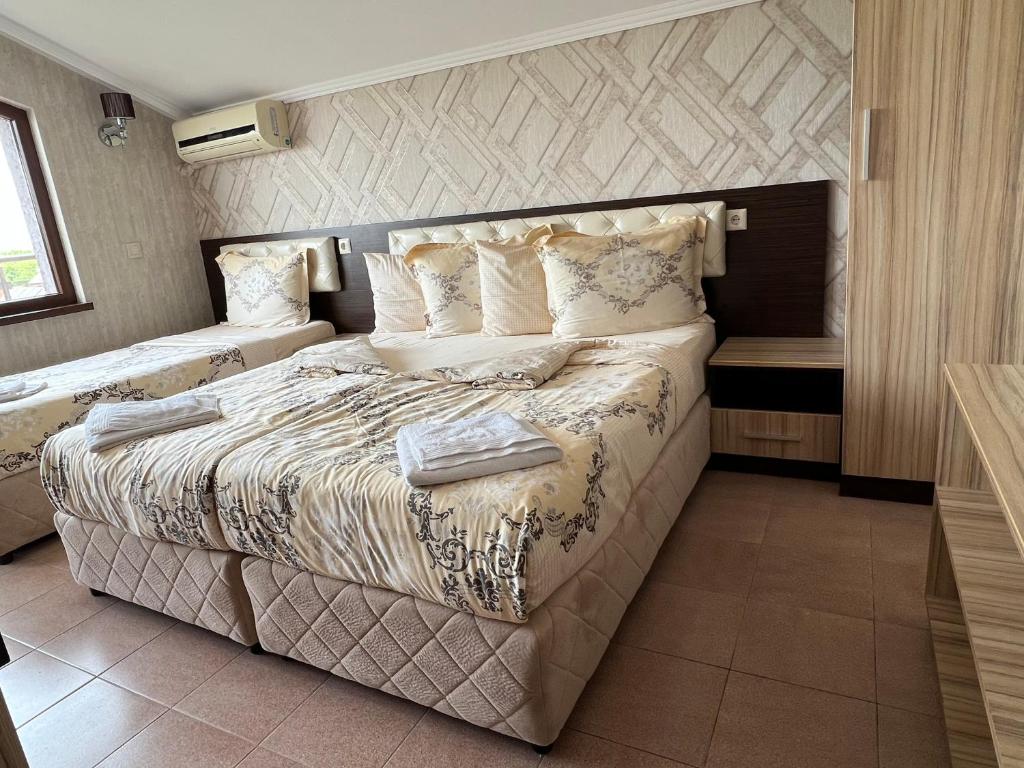 Postel nebo postele na pokoji v ubytování Hotel Lazur