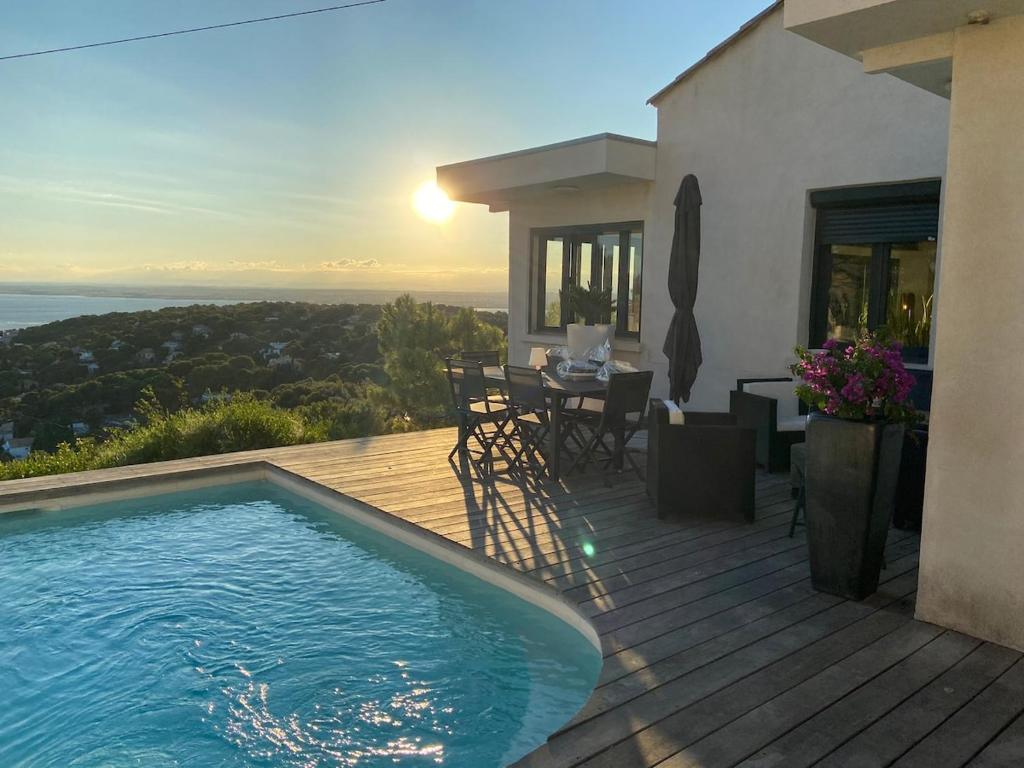 une maison avec une piscine sur une terrasse en bois dans l'établissement Villa Vue Mer, à Sète
