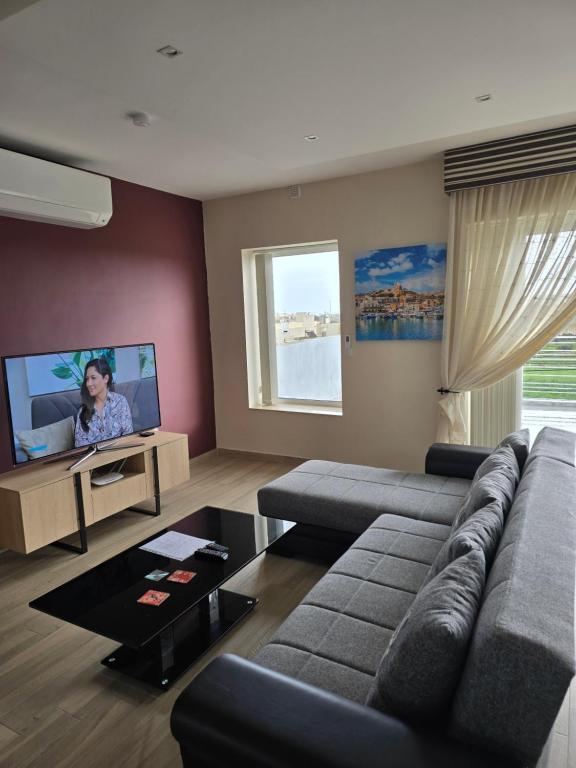 TV a/nebo společenská místnost v ubytování Trilogy Penthouse, Holiday Home, Gozo
