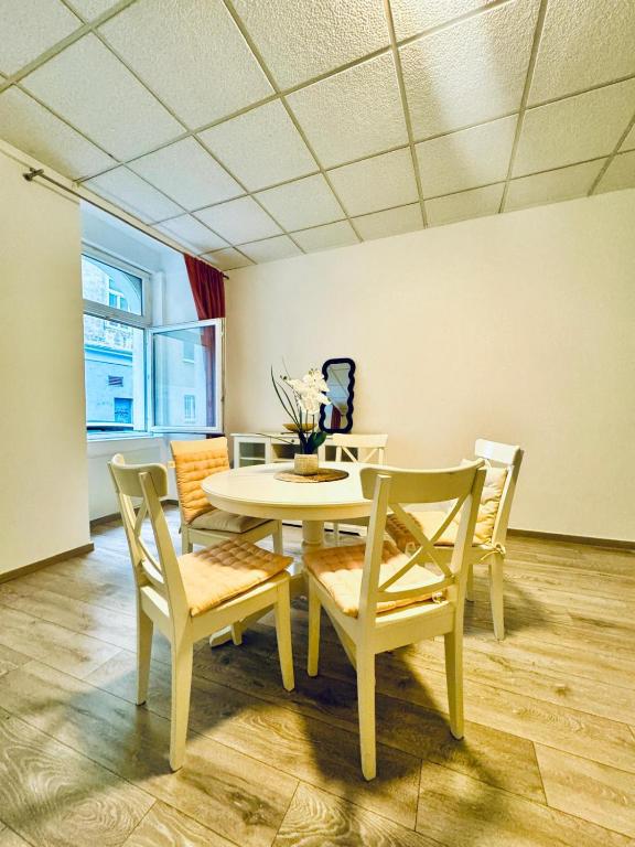Televízia a/alebo spoločenská miestnosť v ubytovaní Amazing 2BR Apartment Near Praterstern