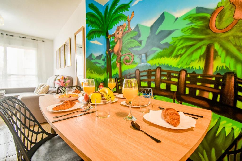 アギラスにあるMonkey House, recién reformado - By Aloha Palmaの食べ物とグラスが置かれたテーブルのあるダイニングルーム