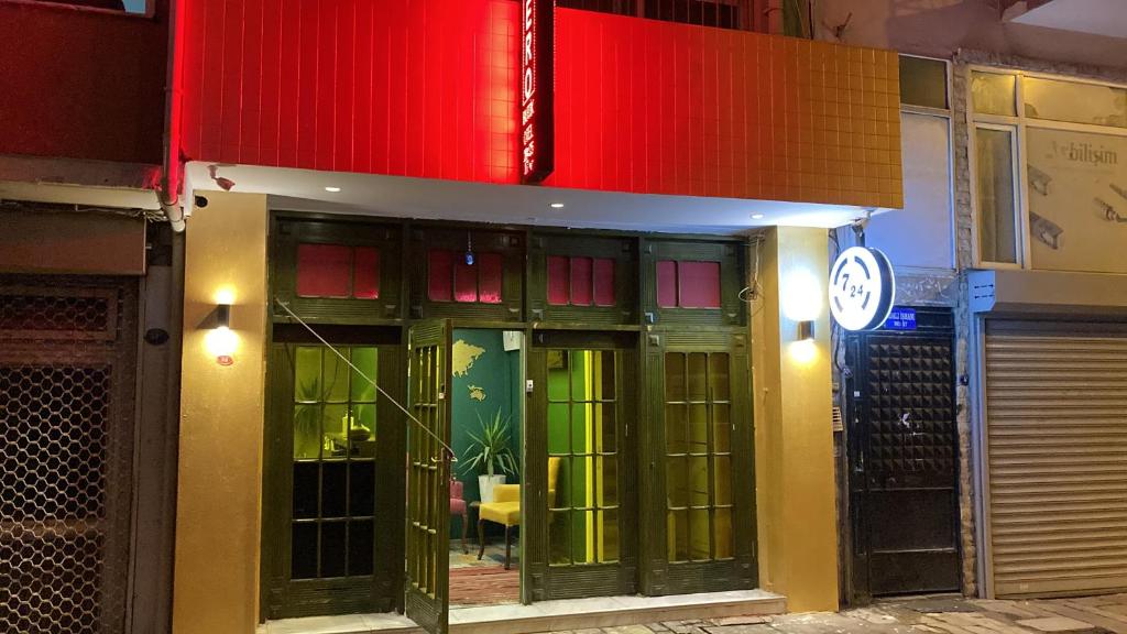 une façade de magasin avec des portes vitrées vertes dans une rue dans l'établissement Vero Hotel, à Konak