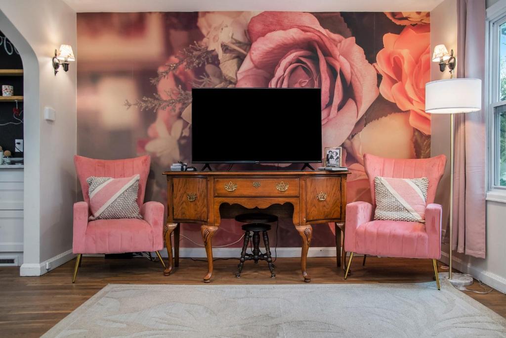 Et tv og/eller underholdning på Sweet Rose Cottage A Romantic Getaway