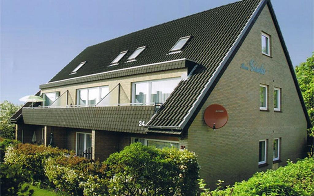 ein großes Haus mit einem Gameradach in der Unterkunft Haus Gisela in Büsum